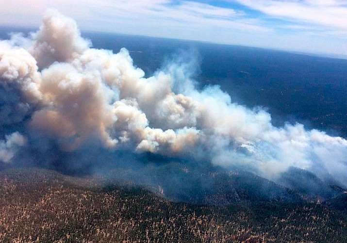 The Head Fire in Oregon prompts evacuation and led to closure of some U.S. routes. (Photo: D Courier)